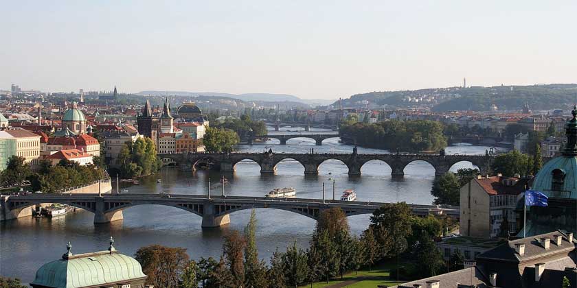 Floden som rinner genom Prag