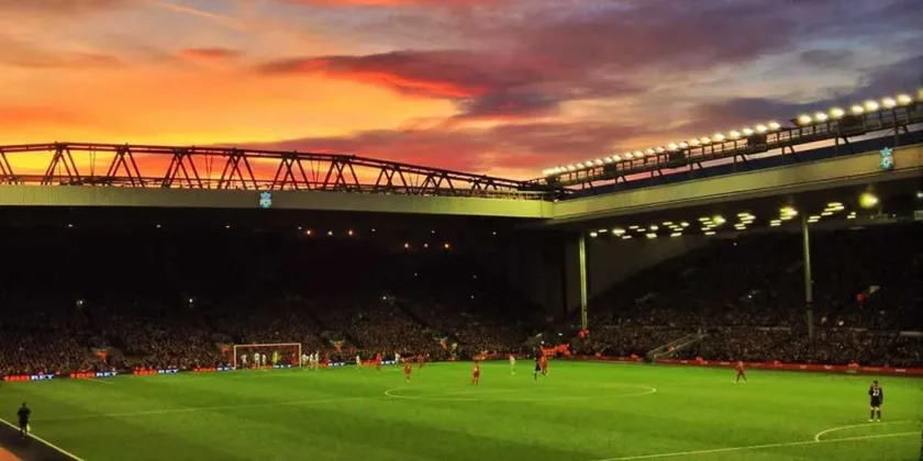 Vilket engelskt fotbollslag spelar sina hemmamatcher på Anfield?