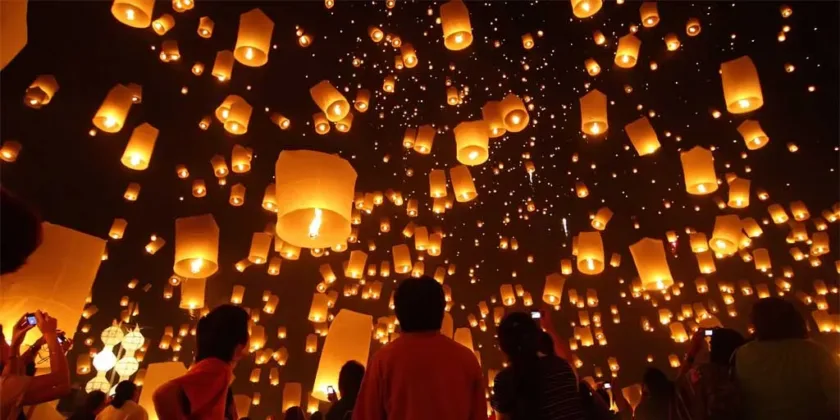 De här lyktorna är vanliga under Loy Krathong-festivalen i Thailand. Vad är lyktorna gjorda av?